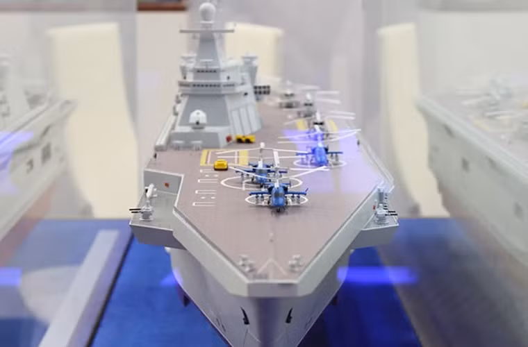 Theo các nguồn tin, Viện Krylov phát triển thiết kế tàu tấn công đổ bộ Priboy một cách độc lập theo sáng kiến riêng của mình. Nó khác nhiều so với thiết kế tàu đổ bộ trực thăng Mistral của hãng DCNS Pháp. Nguồn ảnh: Navy Recognition