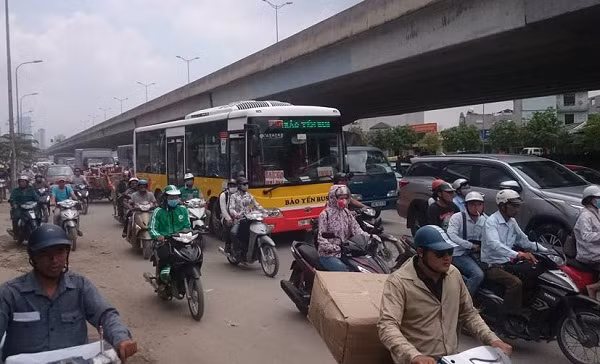 Xe ba gac lat lam mot nguoi tu vong tren duong Ha Noi-Hinh-2