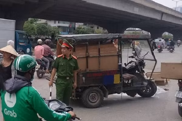 Xe ba gac lat lam mot nguoi tu vong tren duong Ha Noi