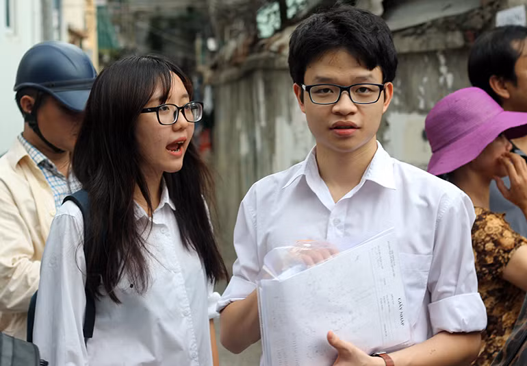 Một số thí sinh khác cũng tỏ ra lo lắng sau khi kết thúc 120 phút làm bài môn Toán thi THPT Quốc gia vì không chắc chắn.