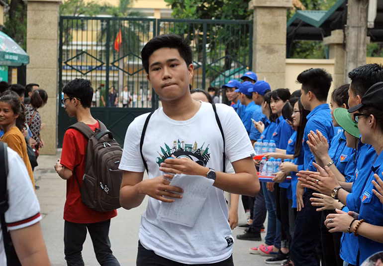 Tuy nhiên, nhiều thí sinh chia sẻ chưa thực sự hài lòng với bài làm, mặc dù đề năm nay đưa ra với 50 câu đều trắc nghiệm. Một số em rời khỏi phòng thi tỏ ra lo lắng, mặt nhăn nhó.