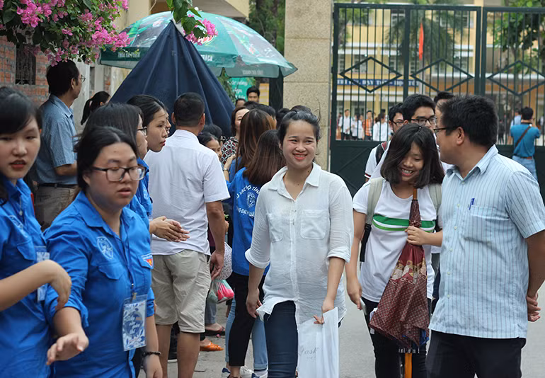 Dù phải căng thẳng và chưa hài lòng với bài làm nhưng sau khi bước ra khỏi phòng thi các thí sinh đều được sự động viên của các tình nguyện viên, phụ huynh đứng đợi bên ngoài.
