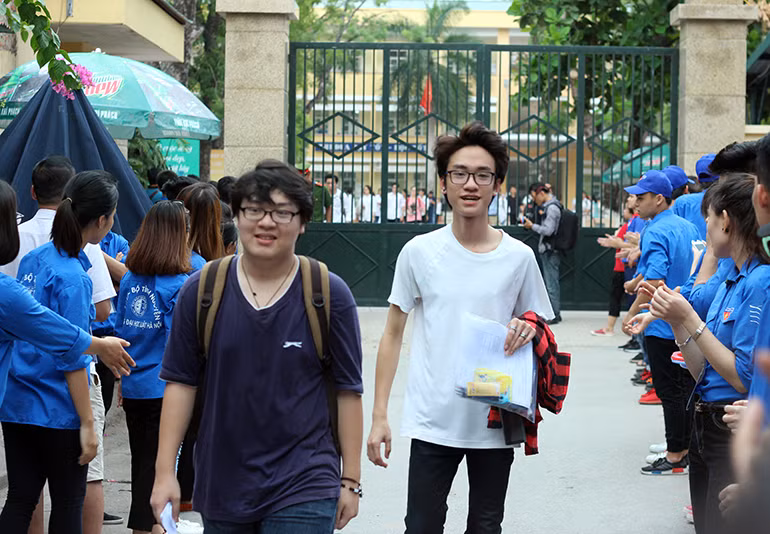 Em Đỗ Quang Vinh (áo trắng, chuyên Sư Phạm) chia sẻ: "Bài làm của em bỏ vài câu vì em không chắc chắn và các câu em ôn tập không trúng tủ. Đề đưa ra hoàn toàn trắc nghiệm nhưng cũng phải căn thời gian hợp lý để làm bài. Chiều nay bài làm của em chưa thật sự hài lòng lắm, nếu may mắn thì em đạt điểm trung bình".