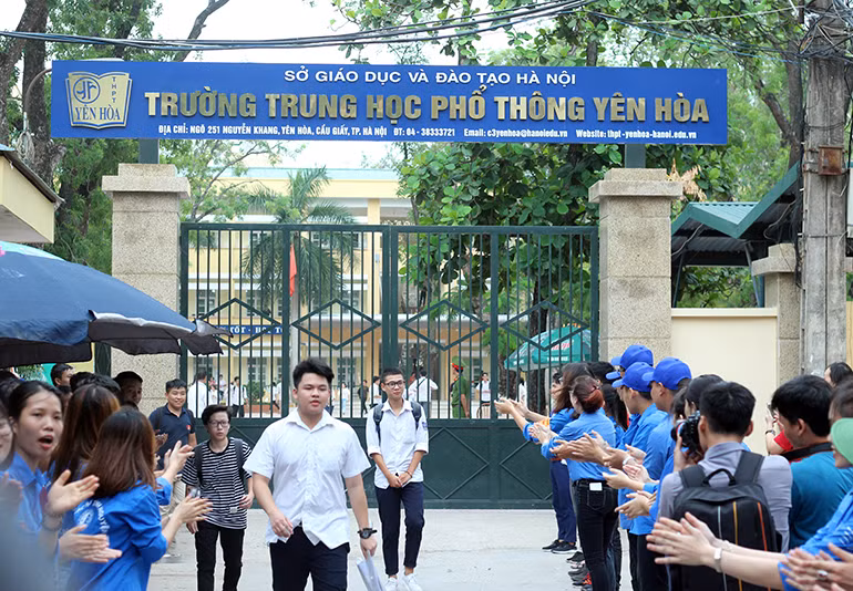 Đúng 16h chiều 22/6, các thí sinh tham dự môn Toán trong kỳ thi THPT Quốc gia năm 2017 tại điểm thi trường THPT Yên Hòa (Hà Nội) đã hoàn thành xong bài làm và rời khỏi phòng thi.