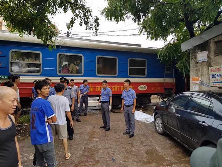 Theo một số người dân, khu vực xảy ra tai nạn là điểm “mù” khuất tầm nhìn của người đi đường.