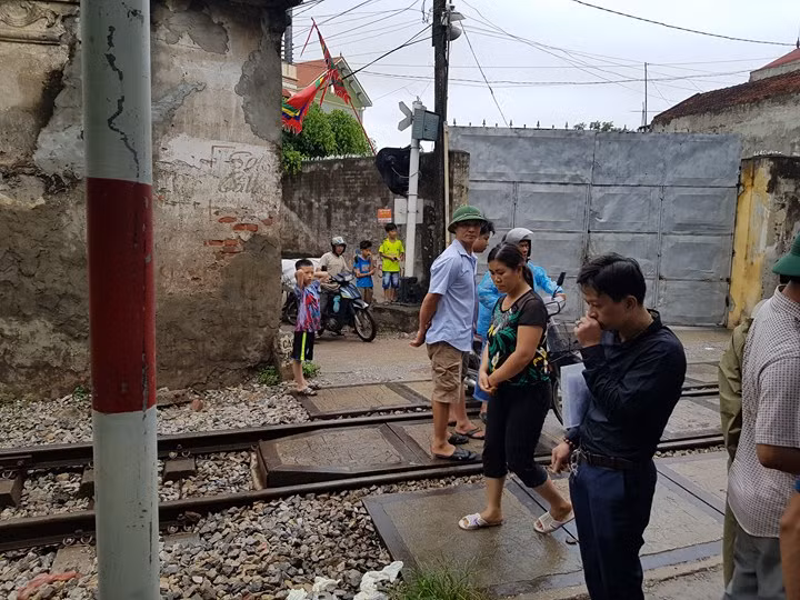 Người dân xung quanh khu vực kéo nhau đến theo dõi vụ việc.