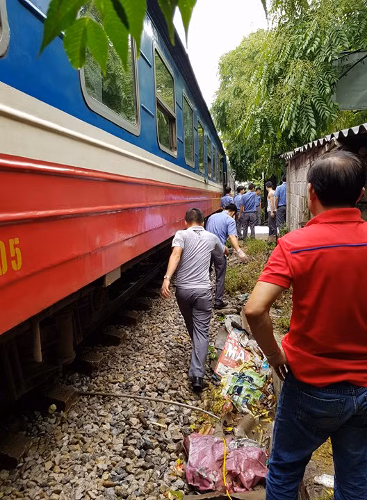 Một số nhân chứng tại hiện trường cho hay, thời điểm trên, tàu hỏa Bắc Nam, số hiệu D19E-950 đang chạy theo hướng Hà Nội – Phủ Lý. Khi tàu đến địa điểm trên thì người phụ nữ đi bộ từ quốc lộ 1A cũ sang đường dân sinh và không quan sát nên bị tàu cán.