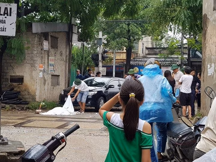 Mặc dù có biển tín hiệu và có đèn cảnh báo nhưng do người phụ nữ khi băng qua đường sắt thiếu quan sát nên vụ tai nạn vẫn xảy ra.