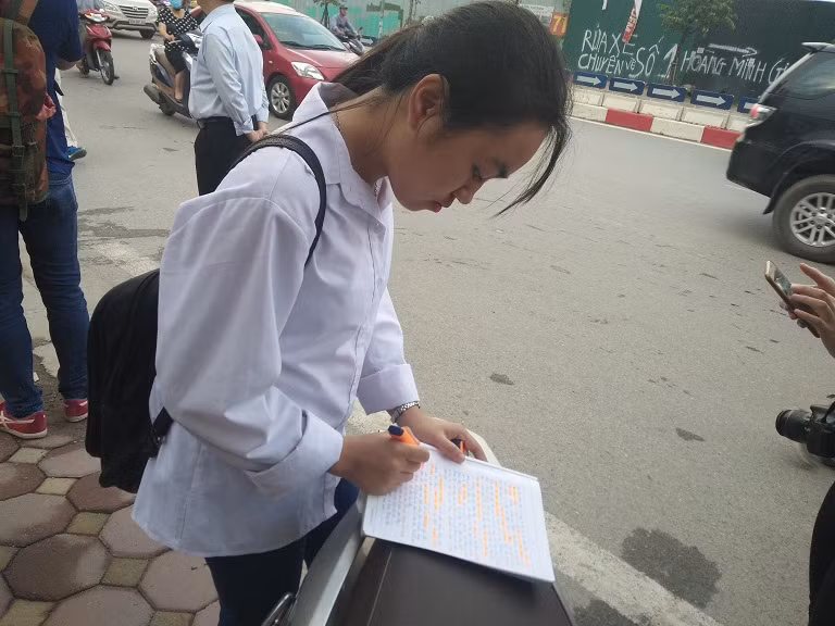 Thí sinh Nguyễn Thị Thảo tranh thủ ôn lại bài trước khi vào phòng thi. "Em khá hồi hộp và cũng hơi lo lắng, nhưng hy vọng bản thân em sẽ làm bài trúng tủ và đạt điểm cao", Thảo chia sẻ.
