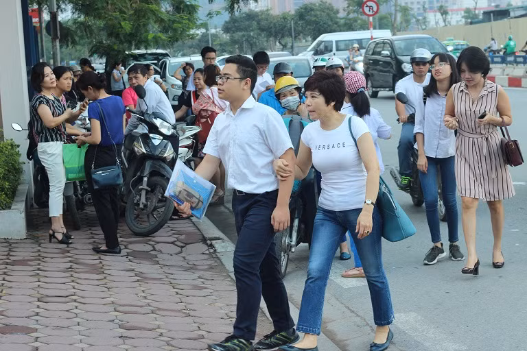 Phụ huynh cầm chặt tay con để động viên tinh thần.