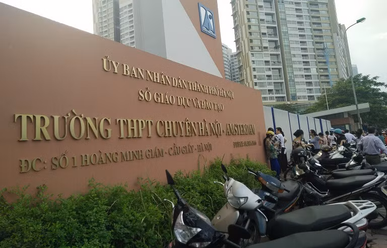 Theo Sở GD&amp;ĐT Hà Nội, năm học 2017-2018, toàn thành phố có hơn 50.000 chỉ tiêu tuyển sinh lớp đầu cấp cho các trường này nhưng số lượng đăng ký hiện cao gần gấp ba lần với 147.500 hồ sơ. Số thí sinh đăng ký nguyện vọng một trên 76.000 em, nguyện vọng hai gần 71.500 em.