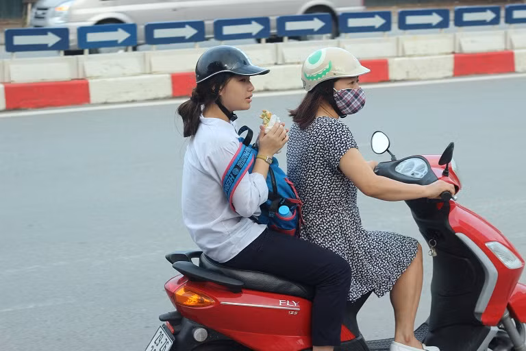 Do phải đi thi sớm nên một số thí sinh chỉ kịp ăn vội chiếc bánh mỳ.