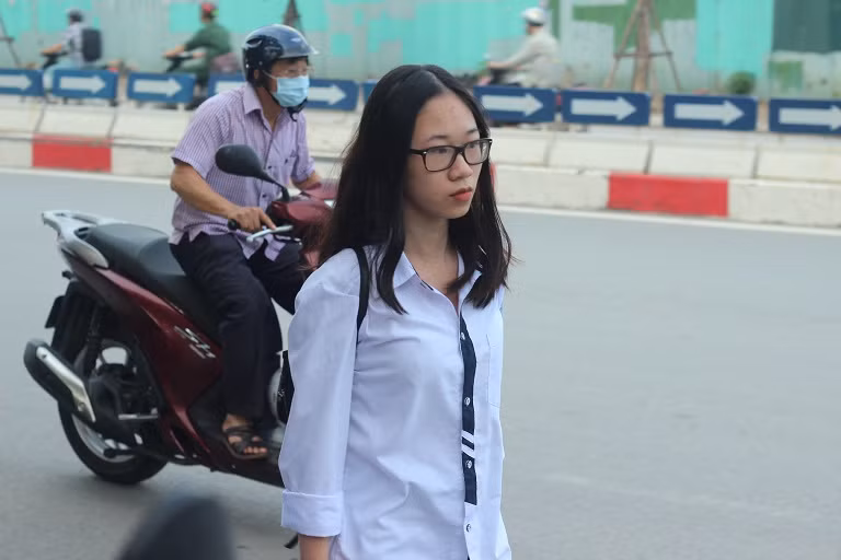 Tuy nhiên, bên cạnh đó cũng có không ít em học sinh đi đến điểm thi với tâm trạng lo lắng, hồi hộp.