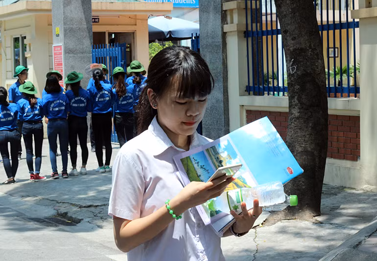 Nữ sinh nhanh chóng báo tin về cho phụ huynh được biết ngay sau khi rời khỏi phòng thi vì đề thi dễ thở.