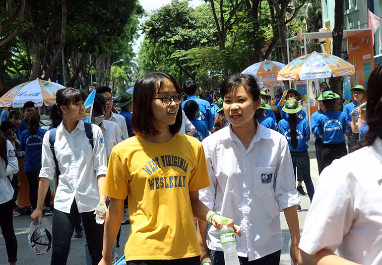 Một số em còn cho biết, đối với môn Giáo dục công dân được đưa vào kỳ thi năm nay sẽ giúp những bạn hoàn thành bài thi ở các môn trước chưa đạt điểm cao, thì hôm nay làm bài môn Giáo dục công dân sẽ "gỡ" lại rất nhiều.