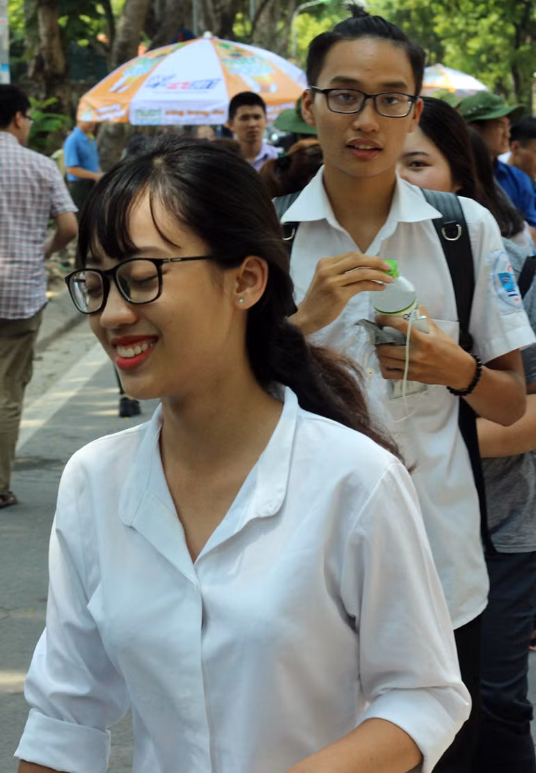 Nữ sinh hớn hở, cười tít mắt sau khi hoàn thành phần thi của mình.