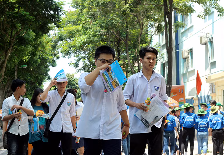 Các thí sinh đã hoàn thành phần thi của mình trong ngày thi thứ 3 của kỳ thi THPT Quốc gia năm 2017.
