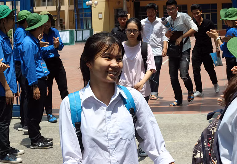 Các thí sinh tham dự điểm thi trường THCS - THPT M.V.LôMôNôXốp (Hà Nội), đánh giá, đề thi của 3 môn trong sáng nay được đưa ra không quá khó, các bạn có lực học trung bình vẫn có thể hoàn thành bài làm với điểm khá.