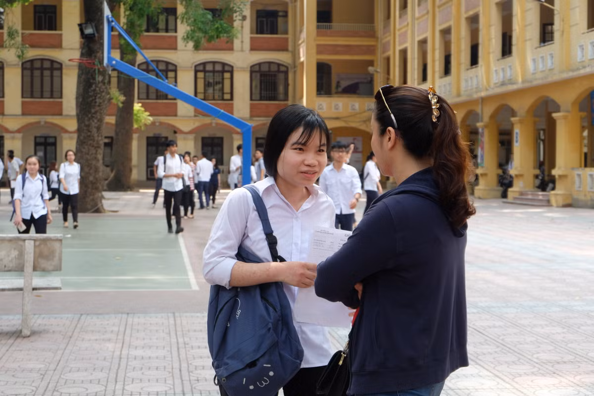 Nhiều em tranh thủ trao đổi về đề thi sáng nay...