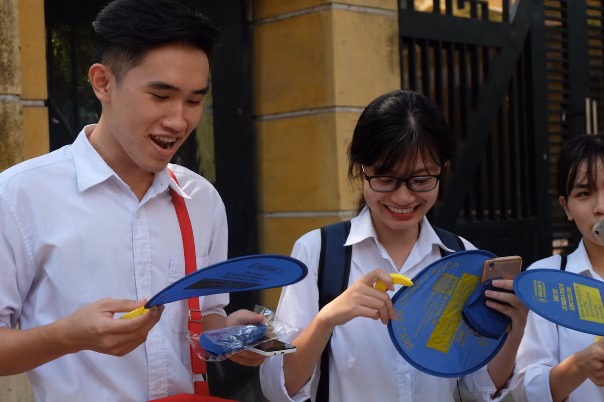 ...Hay tranh luận các câu chuyện bên lề cuộc thi để giảm căng thẳng.