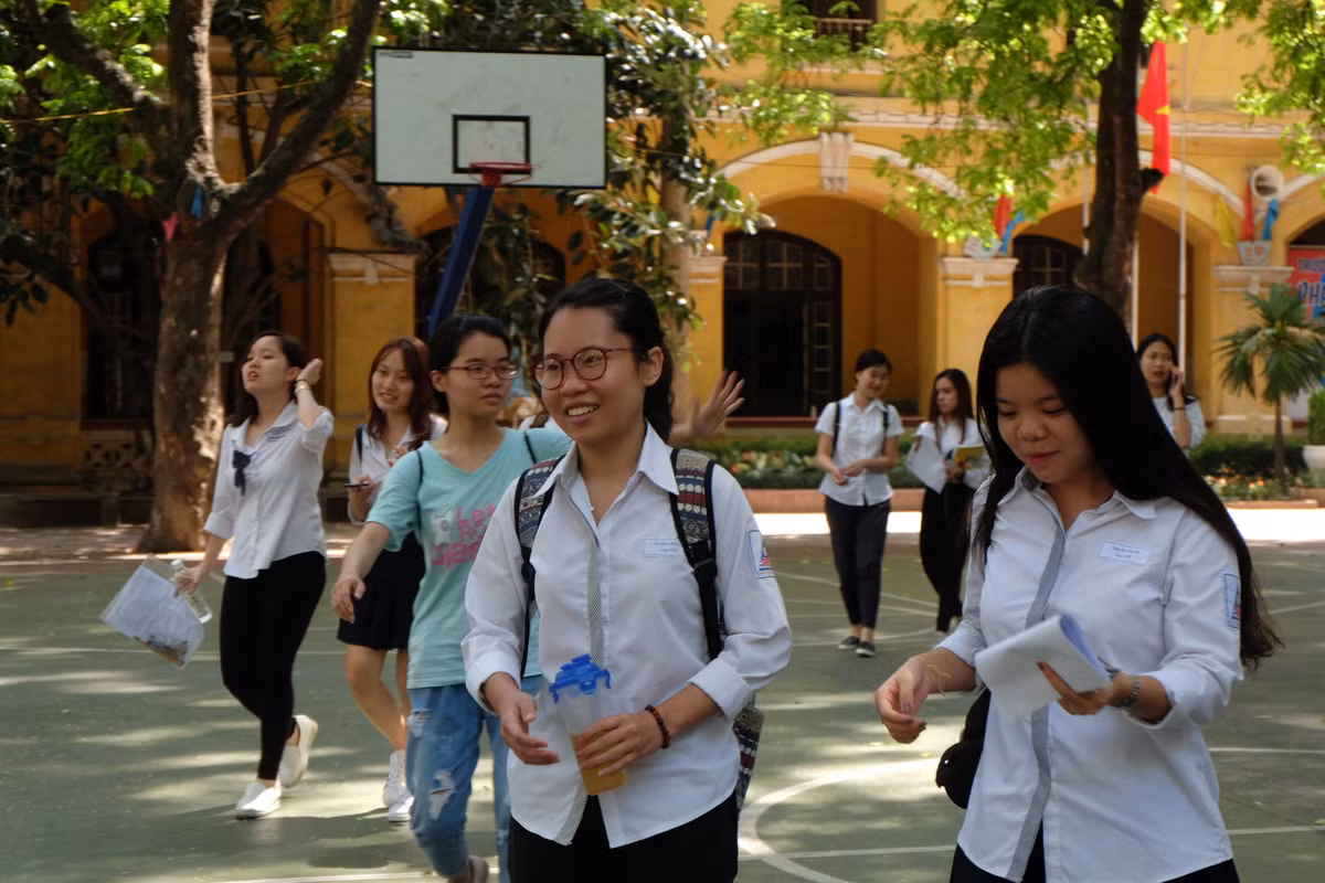 Thí sinh tại điểm thi THPT Phan Đình Phùng vui vẻ sau những giờ thi căng thẳng.