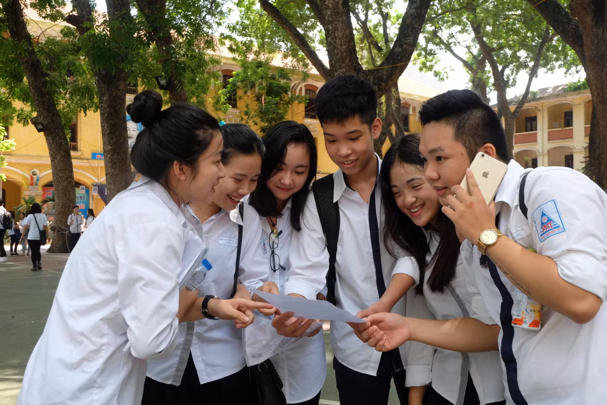 Tại điểm thi trường THPT Phan Đình Phùng (Hà Nội), nhiều thí sinh ra khỏi phòng thi khá sớm vì làm đã làm xong bài. Các sĩ tử đánh giá đề thi môn Ngữ văn sáng nay "dễ thở". Thí sinh Nguyễn Ngọc Quỳnh Vy (12D7 trường Phạm Hồng Thái) khá tự tin với bài làm sáng nay: "Đề thi sát chương trình, do ôn tập kỹ nên em làm bài tốt".