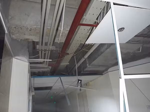 Ha Noi: Hai hung tran nha chung cu Gemek Tower roi xuong dat trong mua lon-Hinh-2