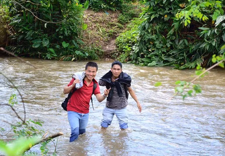 Dù phải đi bộ nhiều km qua rừng rậm, vượt suối lũ nhưng phóng viên Đoàn Tuấn (bên phải) và đồng nghiệp vẫn luôn nở nụ cười vui tươi trong một lần tác nghiệp tại Đắk Nông.