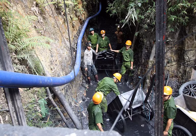 Phóng viên Phi Hùng cũng thường xuyên có những chuyến tác nghiệp xa, ở những nơi rừng núi địa hình hiểm trở, phức tạp. Những lần đó, anh không quên lưu lại những bức ảnh hiện trường làm kỷ niệm (bên cạnh những hình ảnh đăng tải trên báo), để những lần gặp khó khăn nhìn lại, từ đó giúp anh có thêm động lực, lửa nghề để bước tiếp trên con đường sự nghiệp báo chí của mình. Ảnh: Các lực lượng chức năng đang giải cứu người tại hầm than bị sập ở xã Lỗ Sơn (huyện Tân Lạc, Hòa Bình).