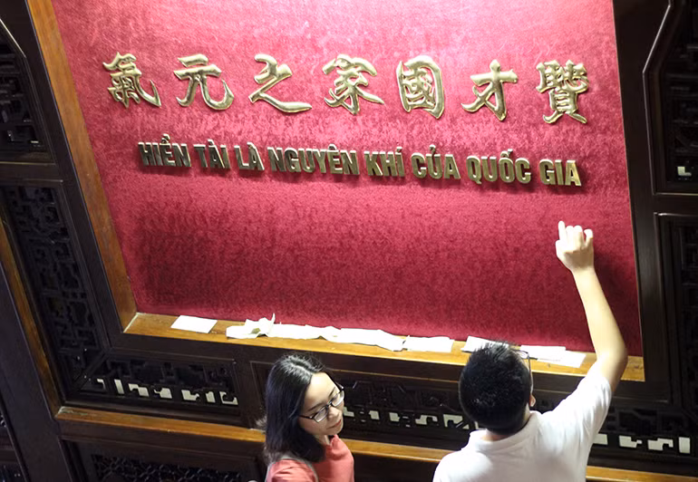 Em Nguyễn Văn Nam (Đống Đa, Hà Nội) bày tỏ: "Em đã ôn tập rất kỹ để chuẩn bị cho kỳ thi quan trọng này, nhưng trong lòng em vẫn cảm thấy có chút lo lắng nên xin phép bố mẹ cho đến đây để cầu may".