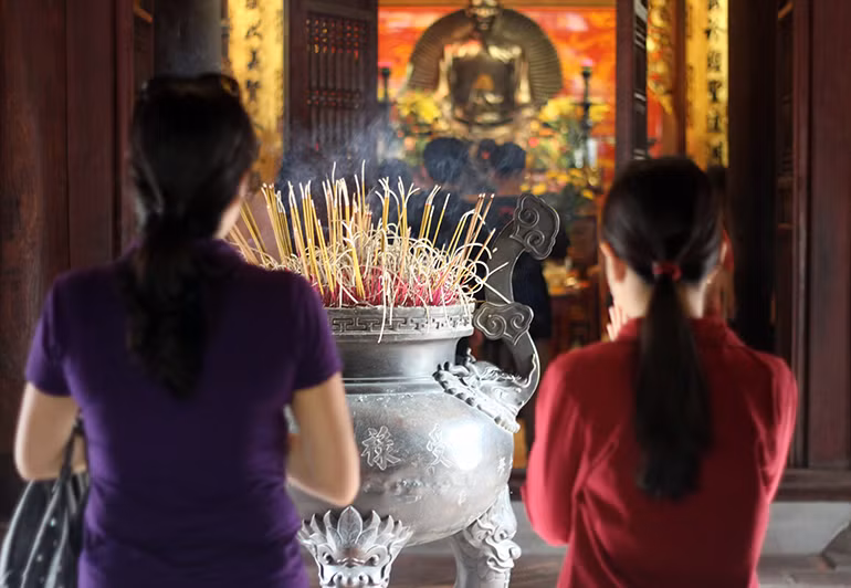 Phụ huynh cùng thí sinh dâng hương thể hiện tấm lòng tôn sư, trọng đạo và cầu may mắn cho con trong kỳ thi THPT Quốc gia 2017.