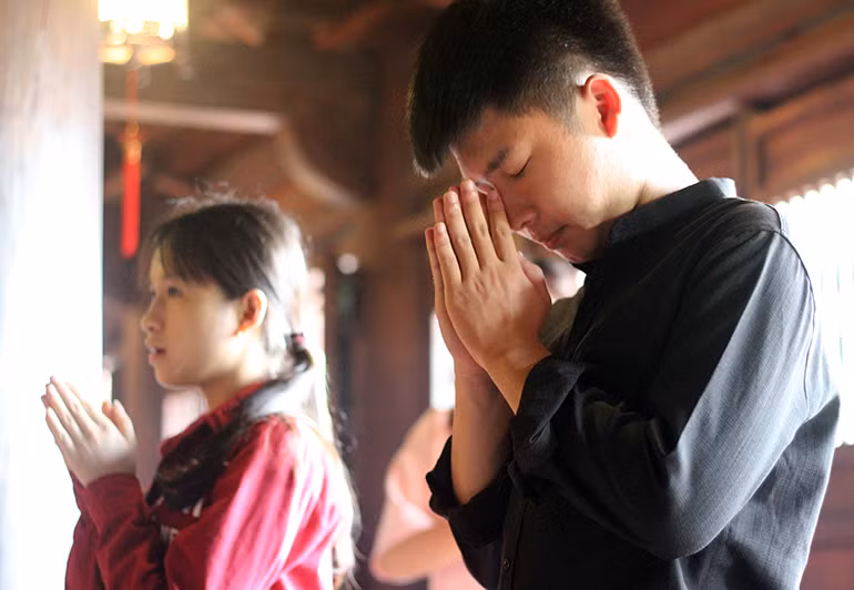 Các em đến đây đều thành kính cầu xin sẽ bước vào một kỳ thi đầy may mắn, với kết quả cao nhất.