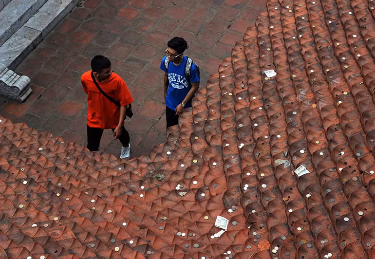 Thậm chí, tiền lẻ còn được vứt đầy trên mái nhà.