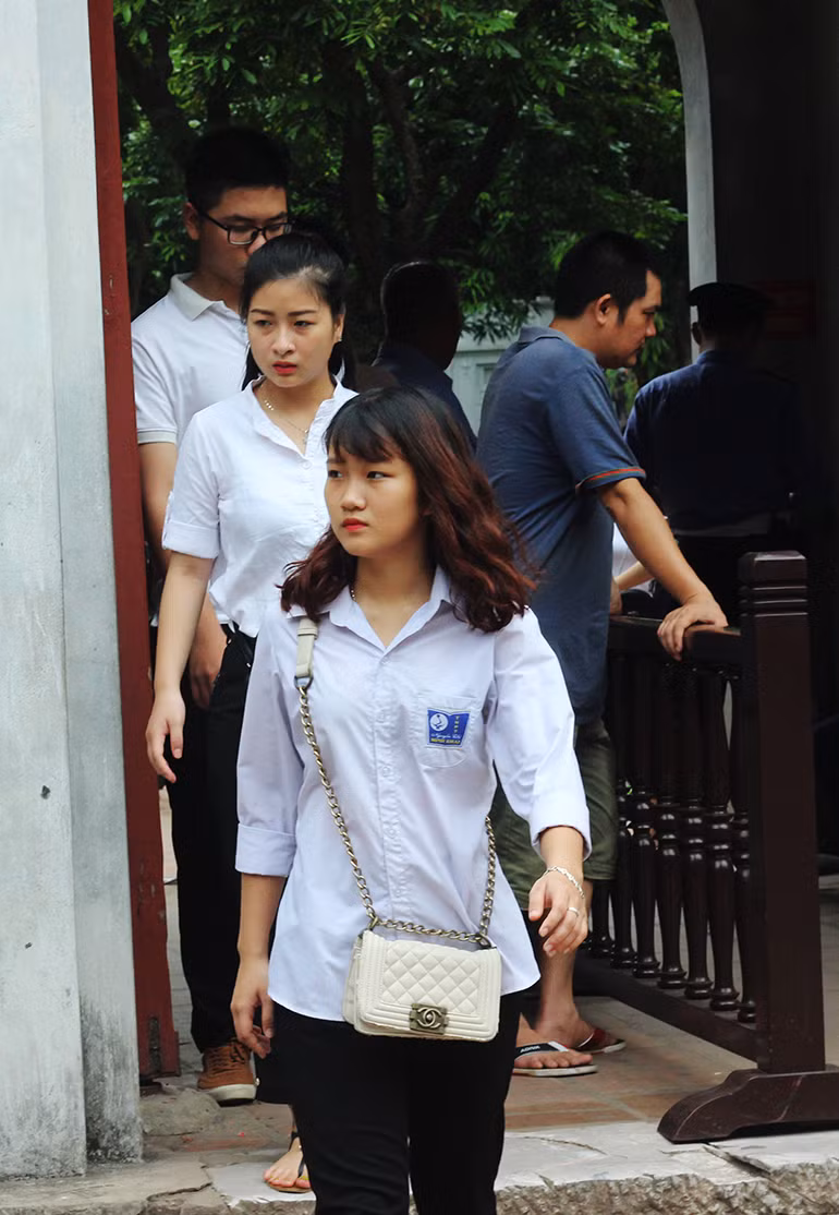 Nhiều thí sinh sau khi vào Văn Miếu - Quốc Tử Giám tỏ ra tự tin, tâm lý bớt lo lắng hơn trước kỳ thi THPT Quốc gia 2017.