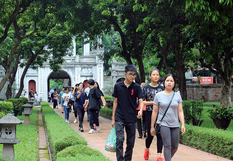 Anh: Si tu keo den Van Mieu cau may truoc ngay thi THPT Quoc gia