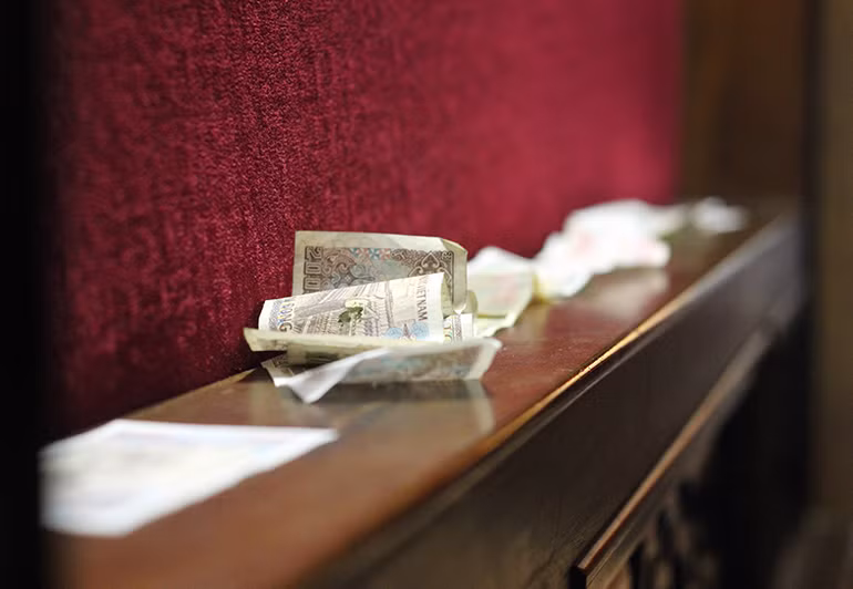 Các tờ tiền mệnh giá 2 nghìn đồng, 1 nghìn đồng, 500 đồng... mà các thí sinh đến cầu may đạt kết quả cao trong kỳ thi THPT Quốc gia 2017 được đặt ở các nơi, mặc dù ban quản lý đã nghiêm cấm việc này.