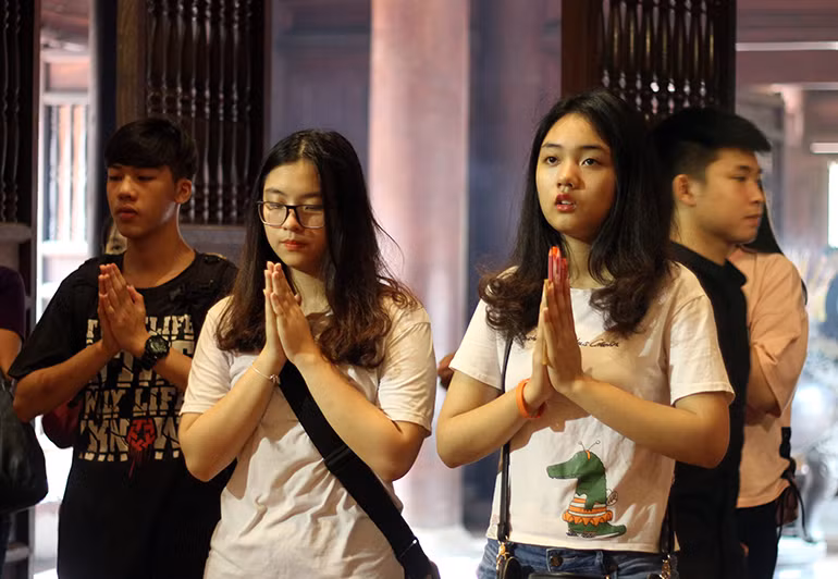 Rất nhiều em tỏ ra lo lắng, hồi hộp trước giờ "vượt vũ môn", và khi đến Văn Miếu - Quốc Tử Giám đều thành tâm khấn vái để mong gặp may mắn.