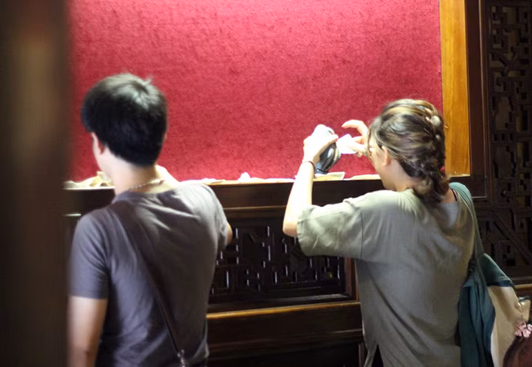 Tuy nhiên, vẫn còn tình trạng một số thí sinh đến Văn Miếu - Quốc Tử Giám vô tư thả tiền lẻ ở các ngóc ngách để cầu may.