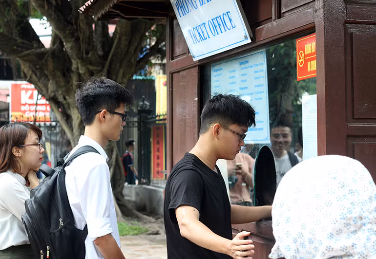 Nhiều nam sinh cũng rủ nhau đến Văn Miếu - Quốc Tử Giám để cầu may trước giờ bước vào kỳ thi quan trọng.