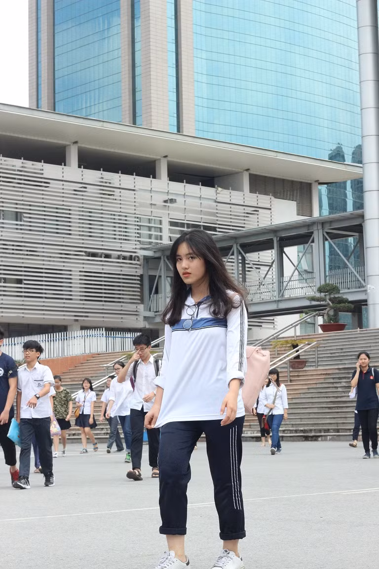 Nữ sinh bước đi khá tự tin sau khi làm bài thi thành công.