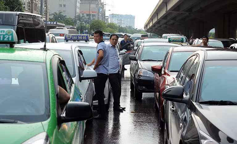 Do thời gian ùn tắc quá lâu, nhiều lái xe ô tô suốt ruột đành phải bước xuống khỏi xe.