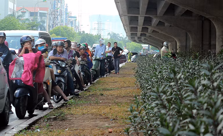 Nhiều người mệt mỏi vì đường tắc quá lâu mà không thấy CSGT đến phân luồng, xử lý.