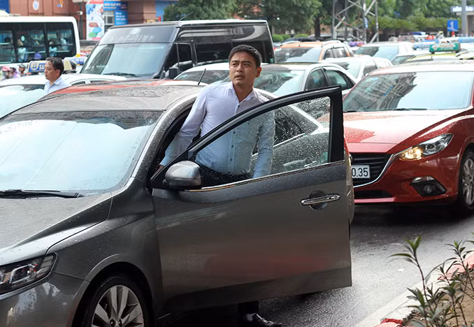 Suốt quãng thời gian phóng viên ghi nhận tại tuyến đường bị ùn tắc, giao thông hỗn loạn nhưng không thấy bóng dáng một CSGT nào đến làm nhiệm vụ, phân luồng điều tiết giao thông.