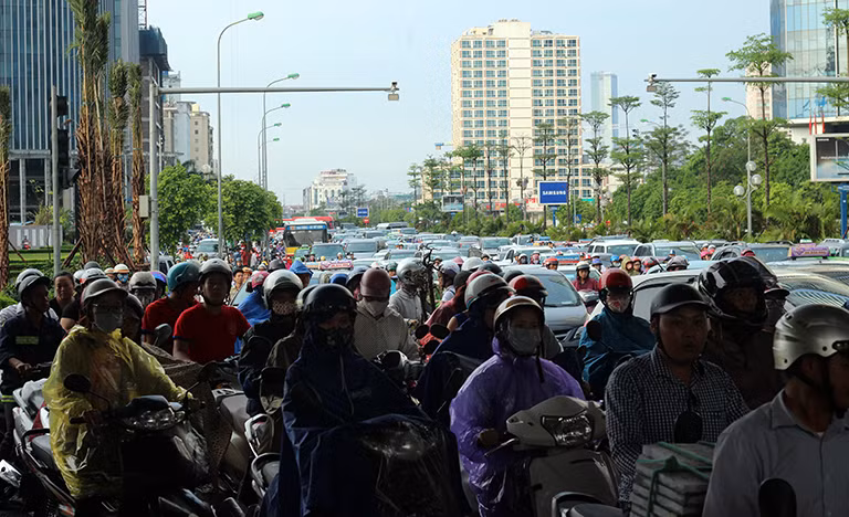Do ảnh hưởng của trận mưa lớn, giao thông tại đường Dương Đình Nghệ - Phạm Hùng (Hà Nội) bị hỗn loạn, ô tô, xe máy kẹt cứng.