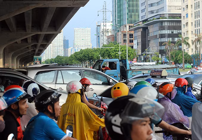 Một số tài xế xe tải không di chuyển được do đường mắc kẹt đành phải ngủ gục ngay trên cabin xe.