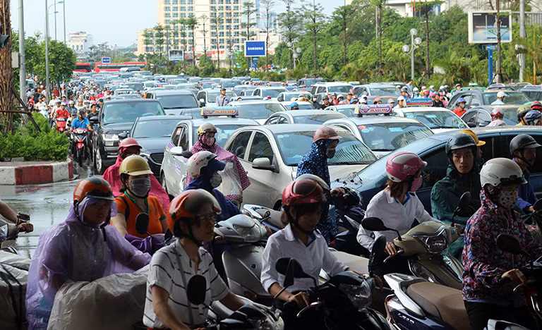 Ô tô, xe máy không thể di chuyển được tại nút giao thông Dương Đình Nghệ - Phạm Hùng.