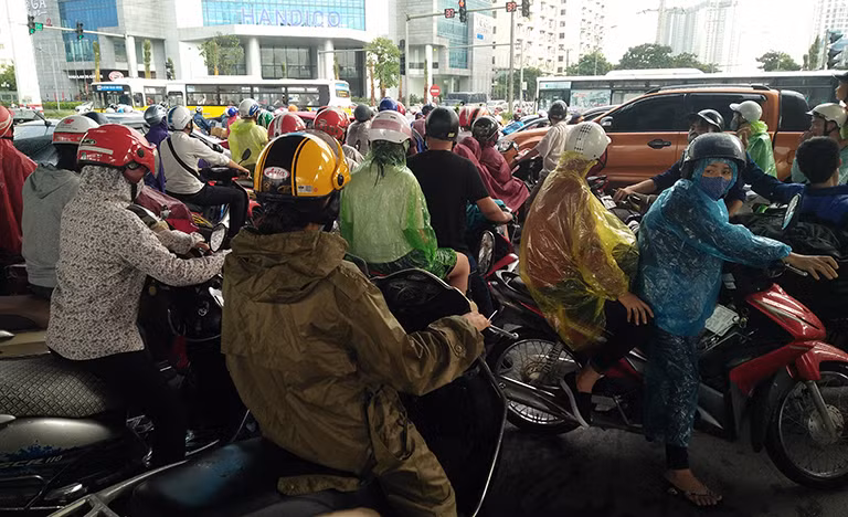 Ô tô, xe máy chen nhau từng cm.