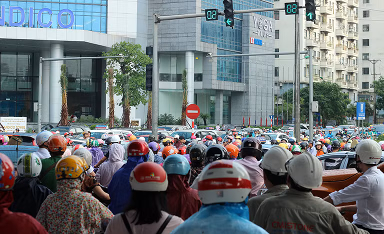 Giao thông ùn tắc đến ngột thở, lúc này đèn tín hiệu giao thông dường như "vô tác dụng".