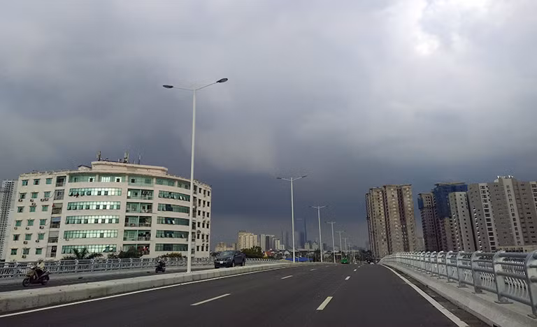 Anh: O to, xe may mac ket nhieu gio dong ho sau mua o HN