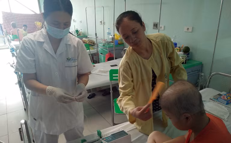 Các cháu được đưa vào điều trị luôn được các bác sĩ tại đây chăm sóc, quan tâm tận tình, chu đáo.